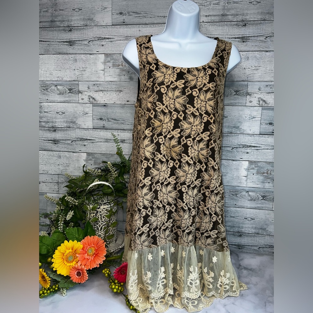 Ranch Estancia Medium fully lined sleeveless lace dress.